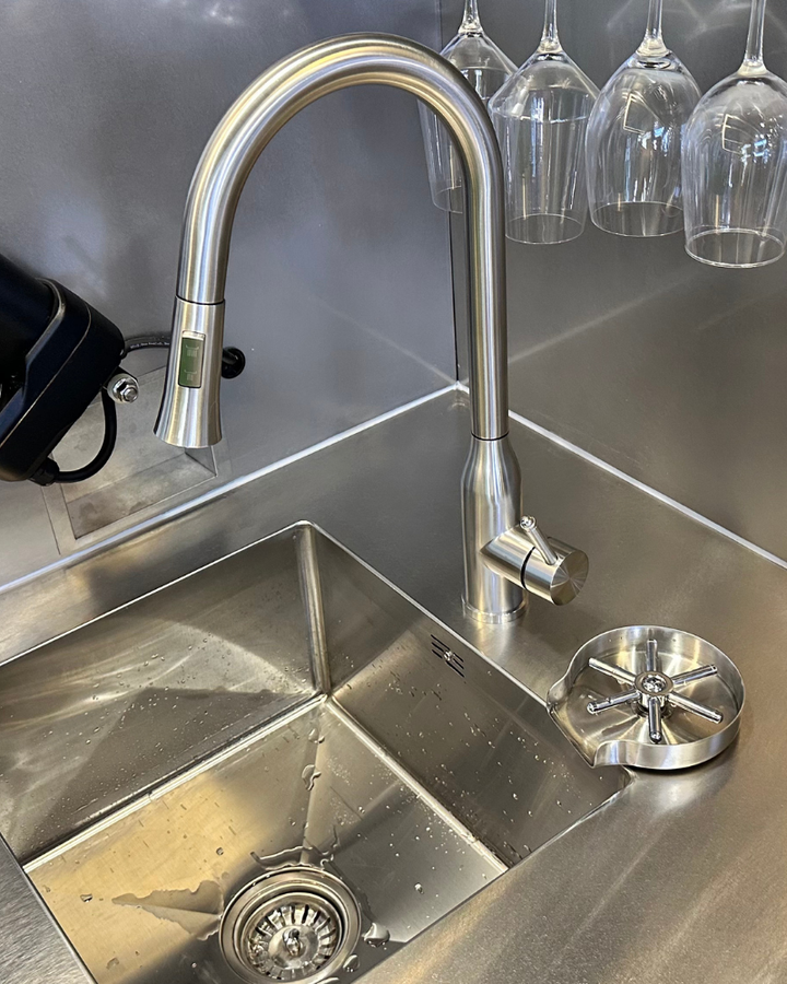 304 stainless sink and pull-out faucet