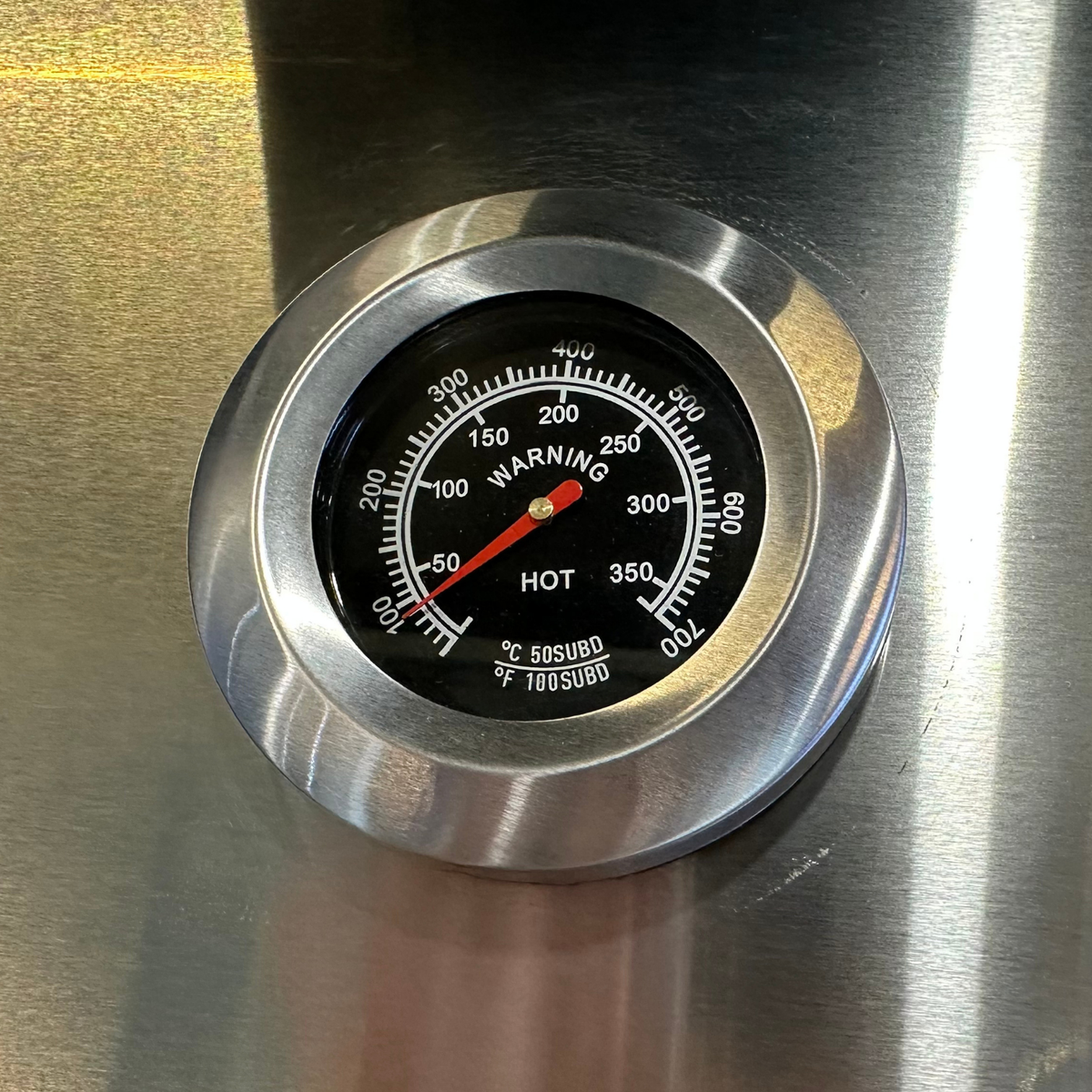Built-in lid thermometer on the barbecue hood — OLEA 38 Black